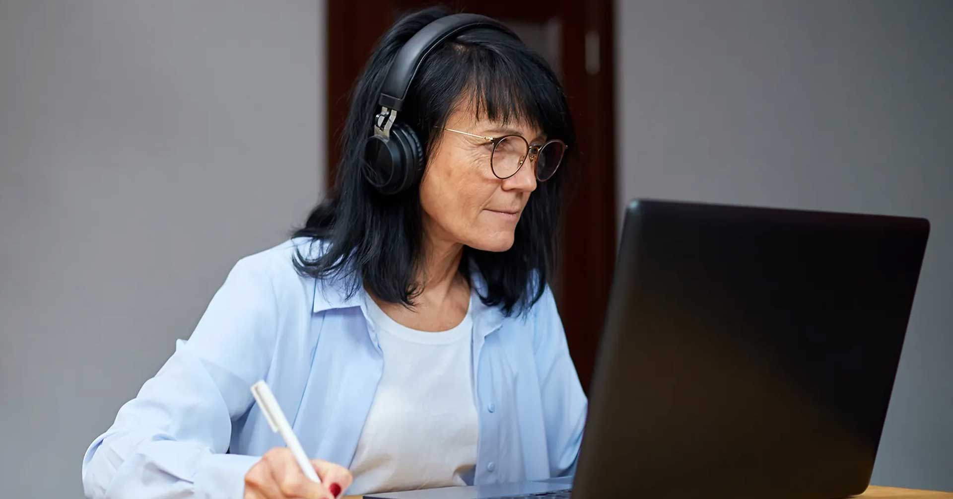 Student studying hypnotherapy online